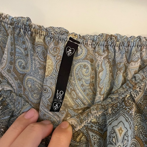 Super fun and flowy strapless top. - Picture 4 of 4